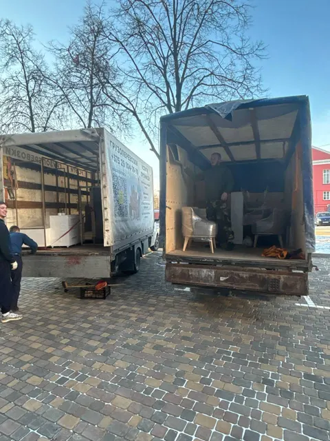 Два фургона GruzBus — загрузка мебели и вещей в кузов