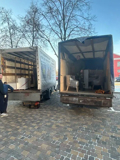 Два фургона GruzBus на перевозке вещей небольшого объёма на адресе